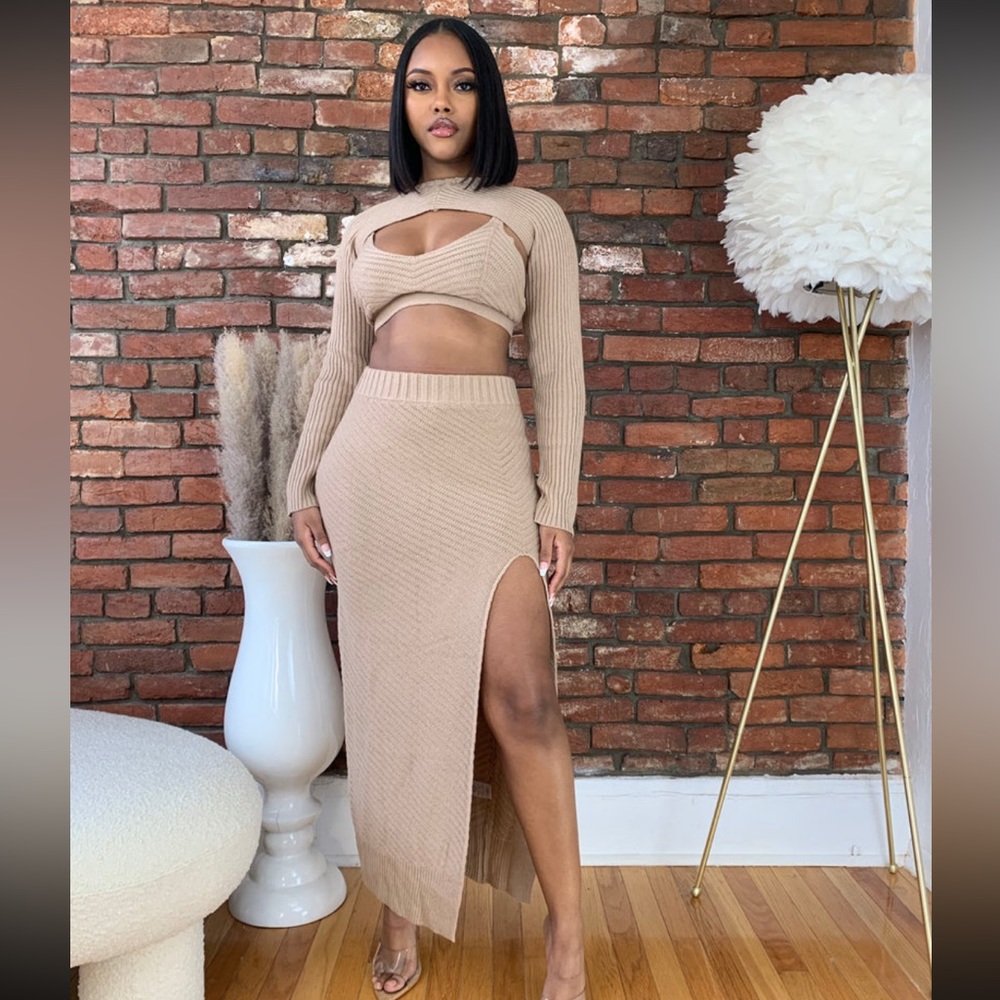 Latiste Knit Crop Sweater Skirt
Set- Taupe NEW